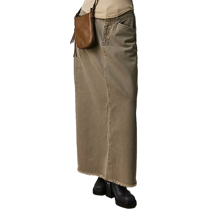 Women's maxi skirt made of black denim with side pockets and a relaxed fit Lisslune