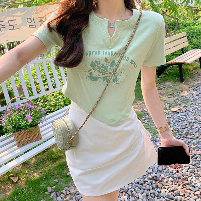 Women’s short sleeve shirt with elegant button design and creative graphic print