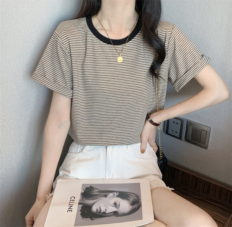 Women's striped T-shirt with contrasting round neckline and comfortable fit