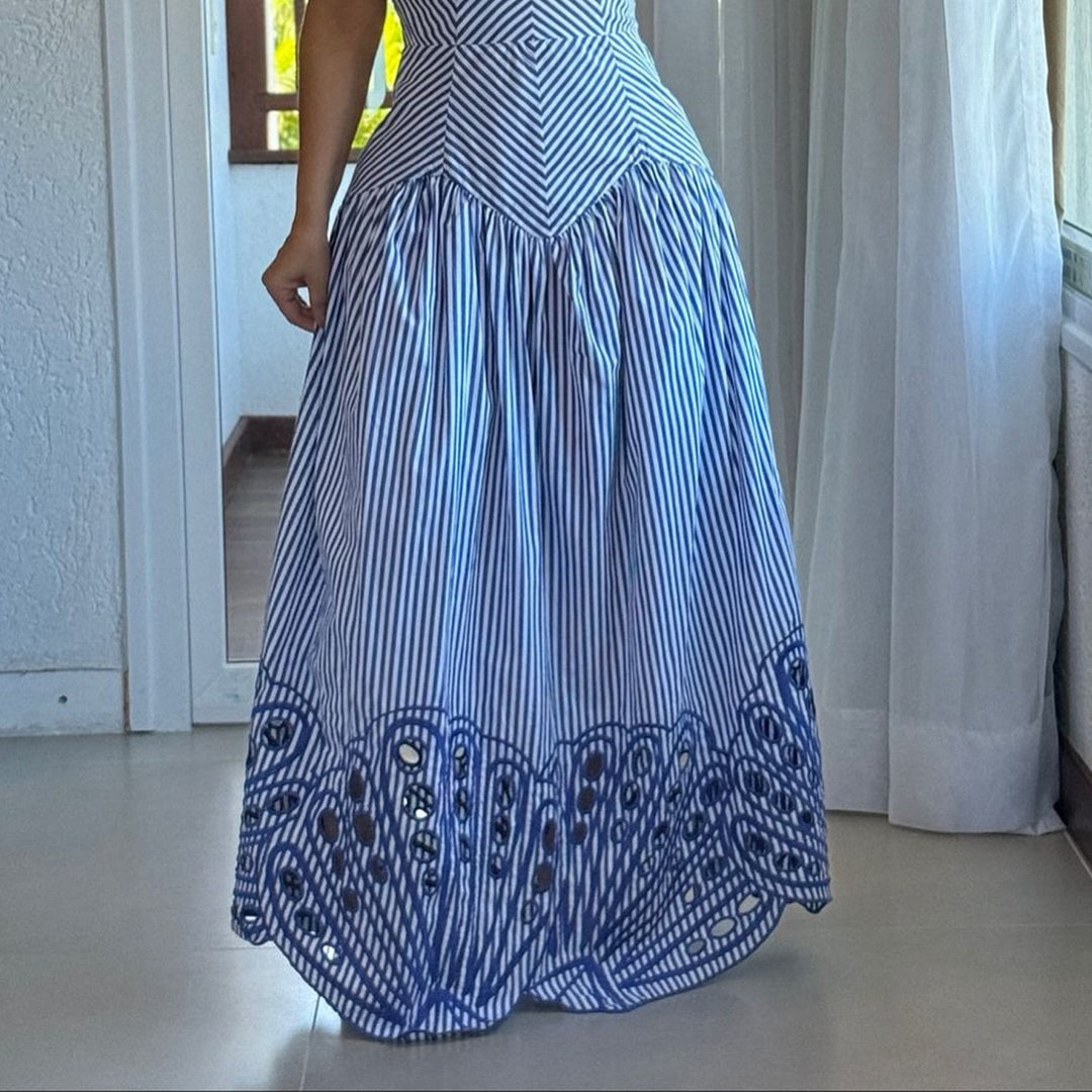 Ladies max dress with deep V-neck and delicate pattern design Lisslune
