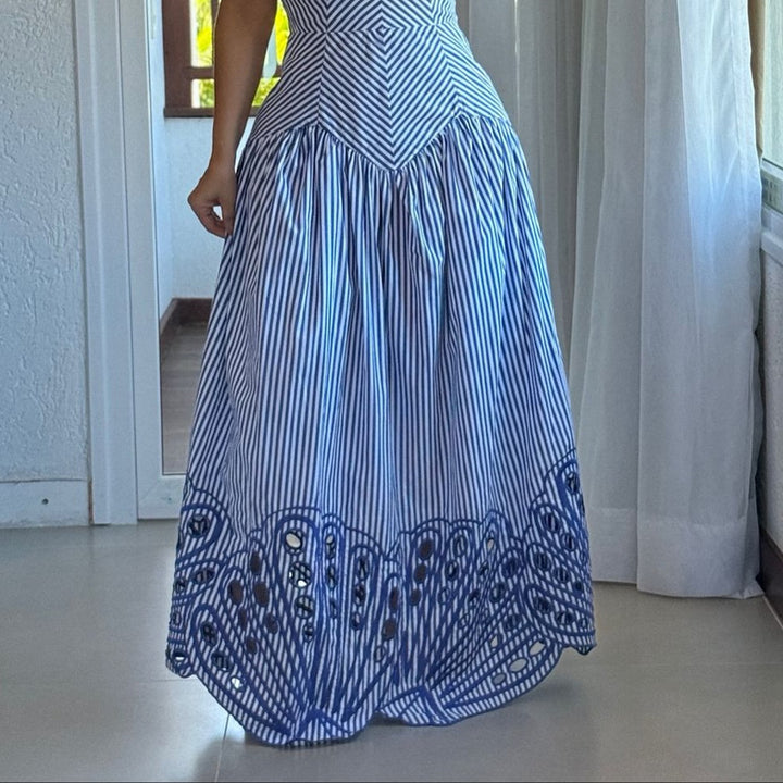 Ladies max dress with deep V-neck and delicate pattern design Lisslune