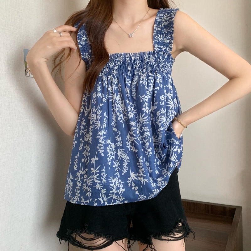 Ladies' blouse top with playful floral pattern and elastic upper part