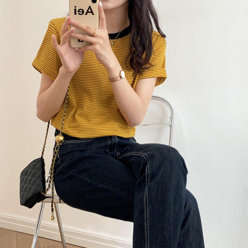 Women's striped T-shirt with contrasting round neckline and comfortable fit