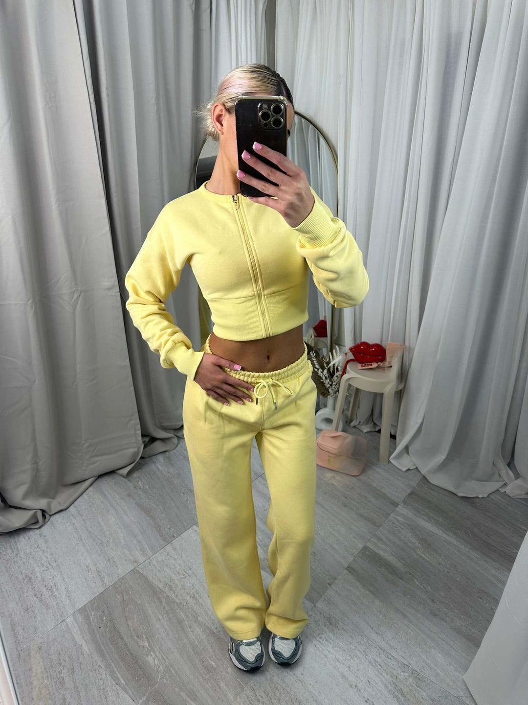 Ladies sporty two-piece set with cropped zip pullover and comfortable joggers Lisslune
