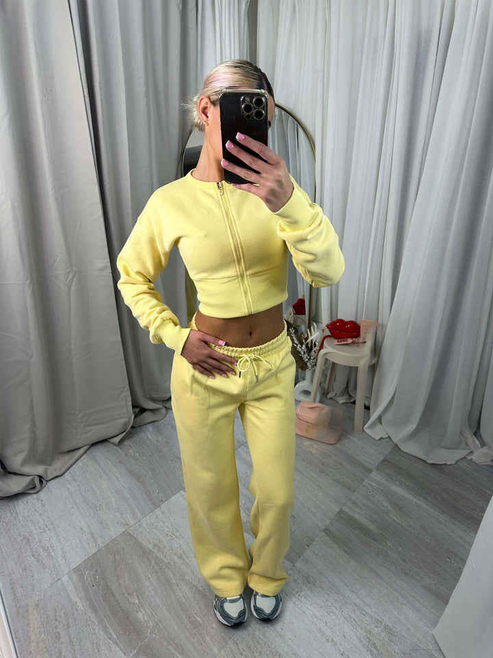 Ladies sporty two-piece set with cropped zip pullover and comfortable joggers Lisslune