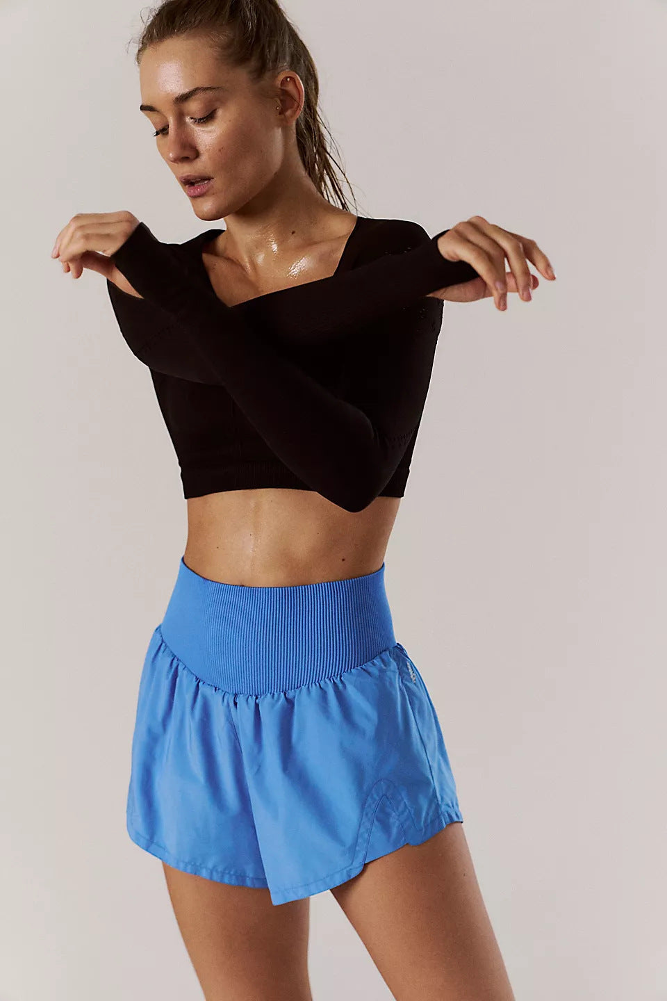 Ladies sporty short-sleeved top with ergonomic cut and side ventilation detail Lisslune