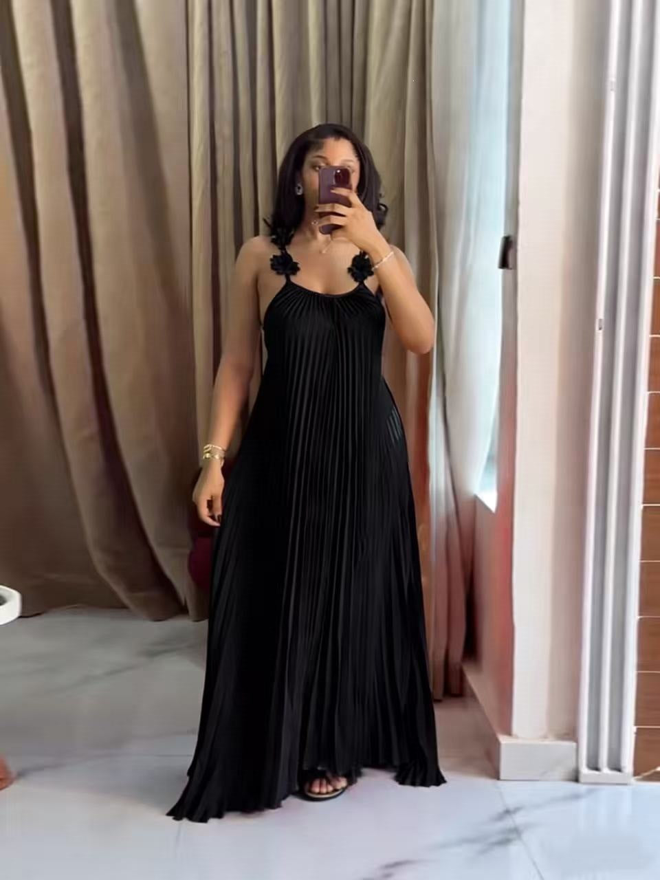 Damen Elegantes Maxikleid mit lässigem Faltenwurf und dekorativen Schulterblüten Lisslune