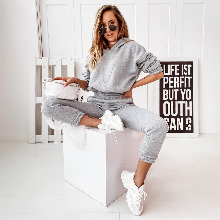 Women’s tracksuit with modern cut and casual hoodie style