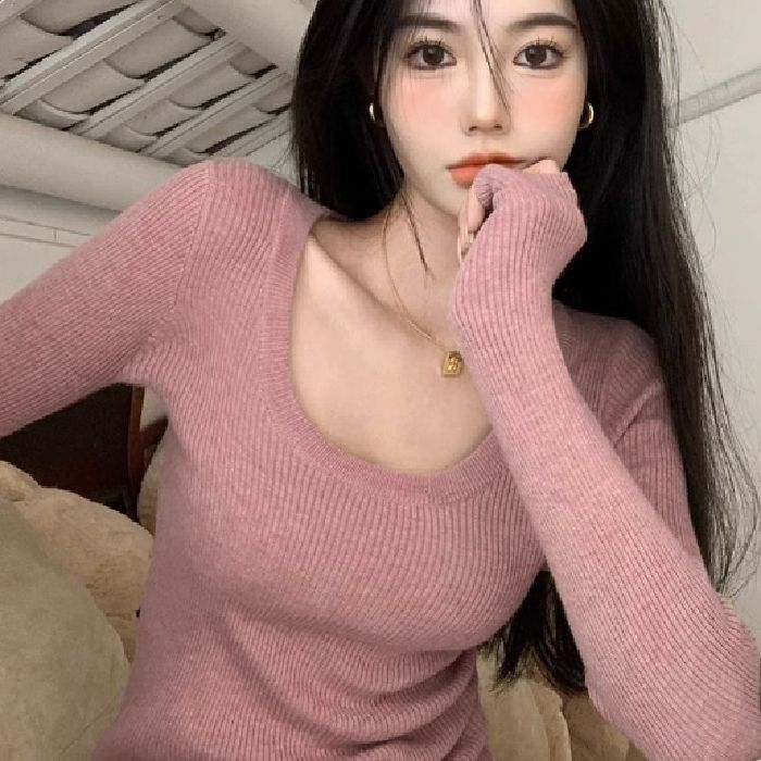 Women's long sleeve shirt with deep round neck and fine rib structure
