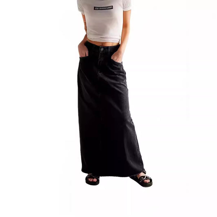 Women's maxi skirt made of black denim with side pockets and a relaxed fit Lisslune