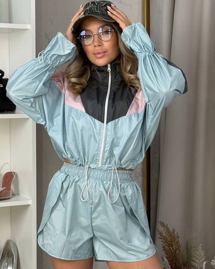 Women's stylish tracksuit with elastic waistband and trendy contrast details