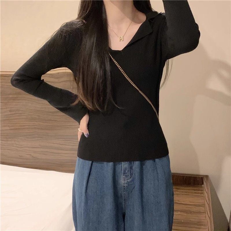 Women's long sleeve shirt with deep round neck and fine rib structure
