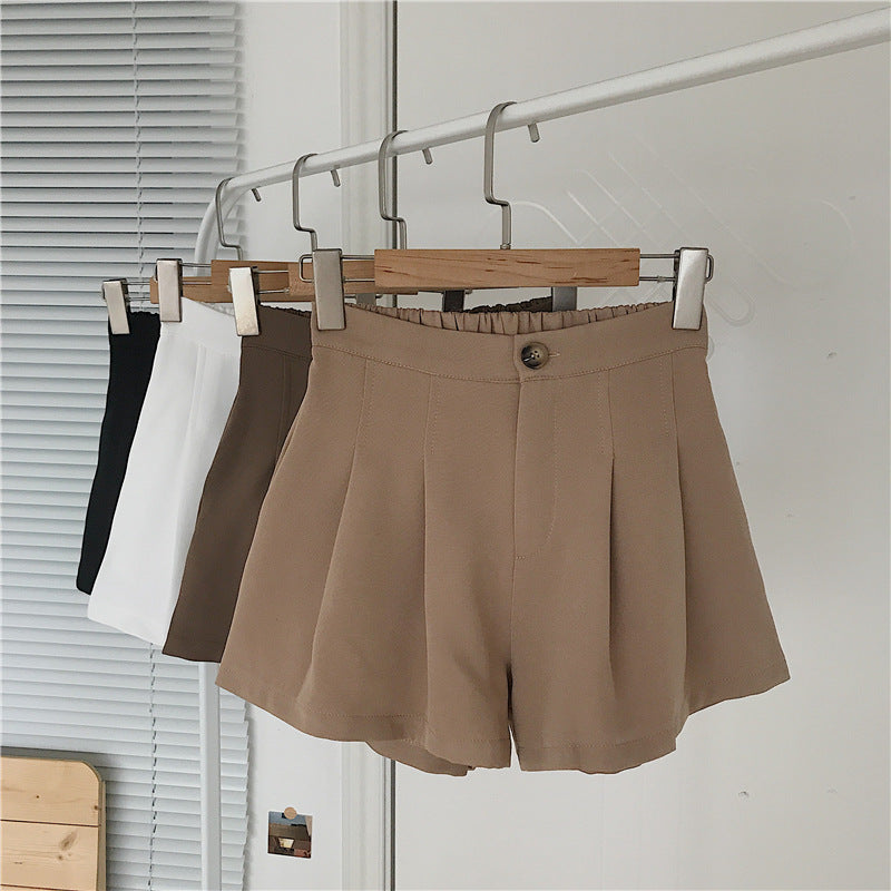 Women's elegant shorts with pleats and button detail