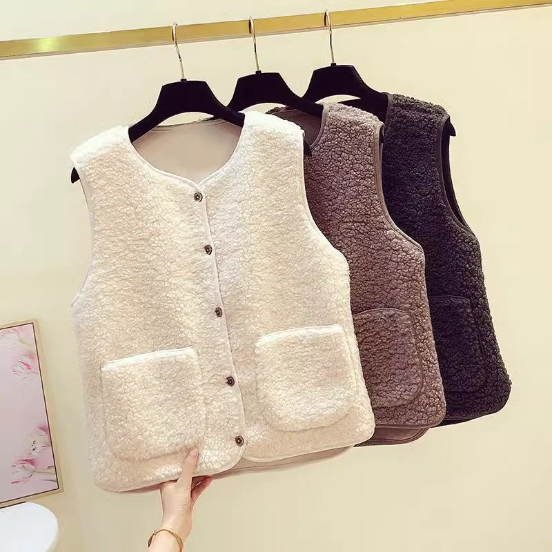Ladies teddy fleece vest with practical pockets and button closure Lisslune
