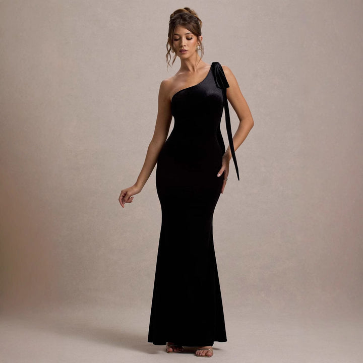 Ladies' figure-hugging evening dress with asymmetric strap and stylish hem