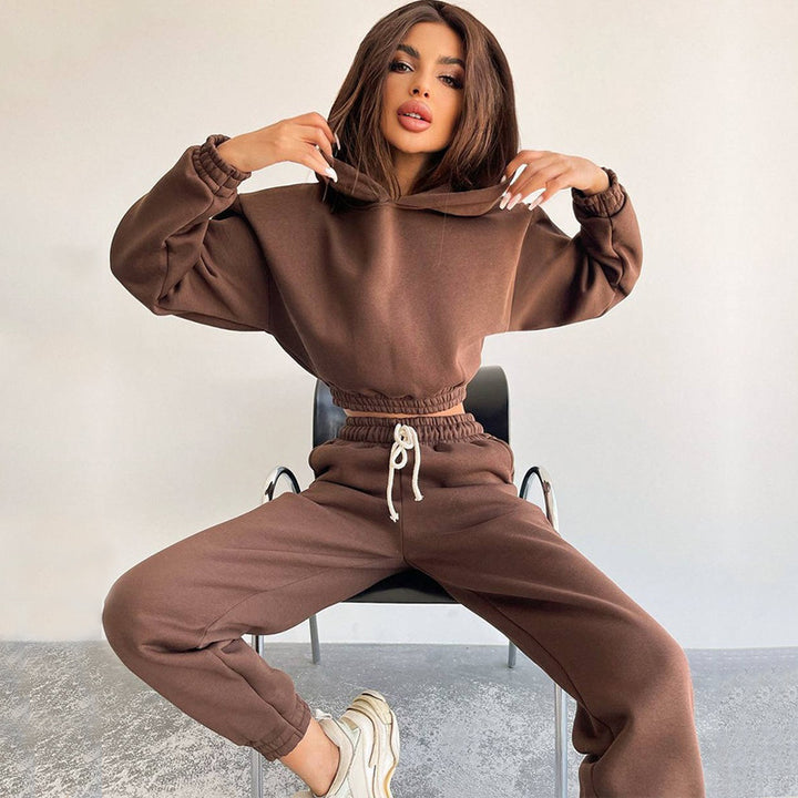 Women's sporty cropped sweat set with elastic waistband and practical pockets Lisslune
