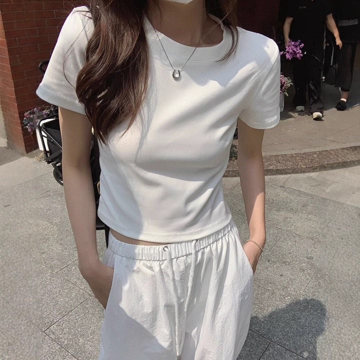 Women's cropped t-shirt in a modern cut with a round neck and figure-hugging design