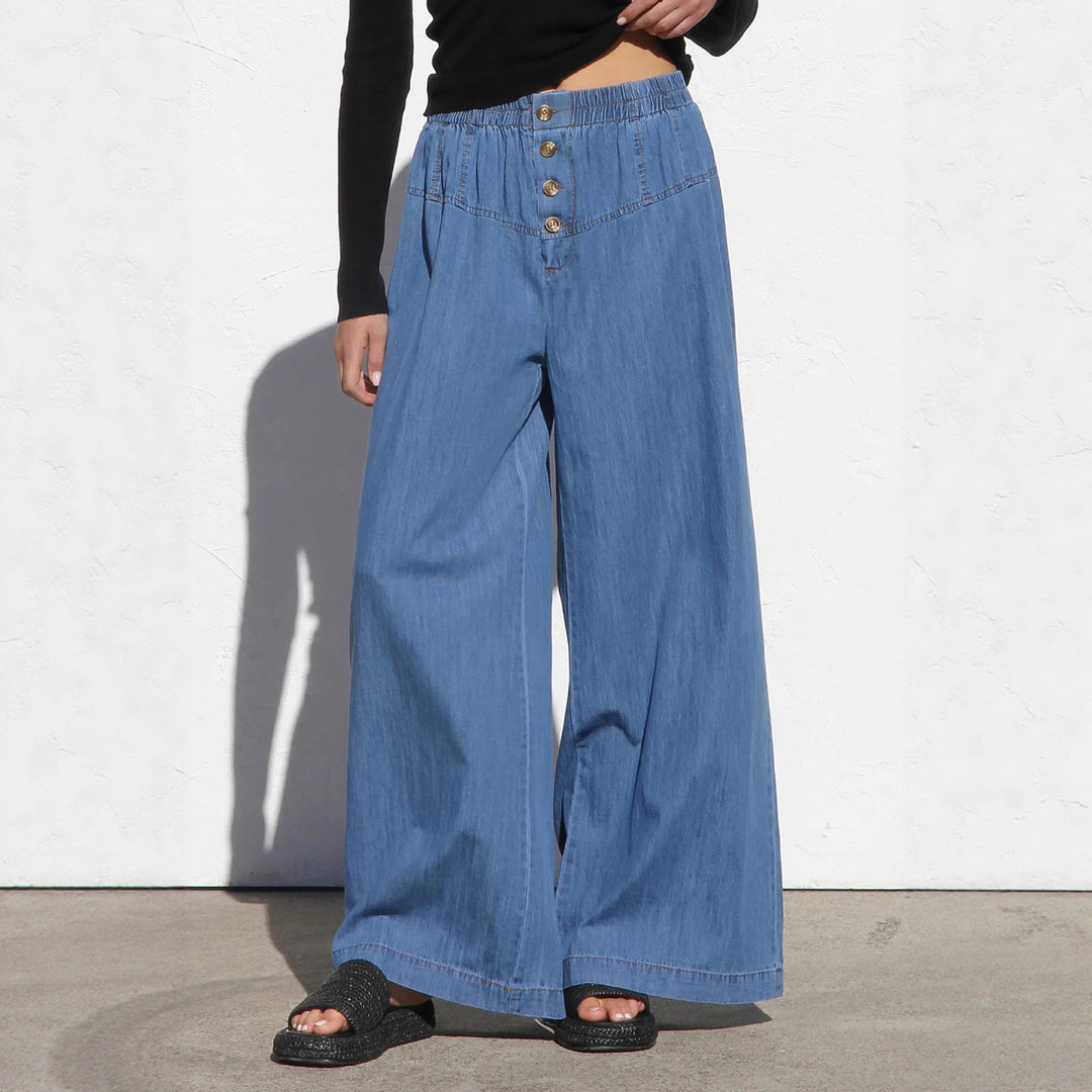 Ladies wide denim hotpants with elastic waistband and button details Lisslune