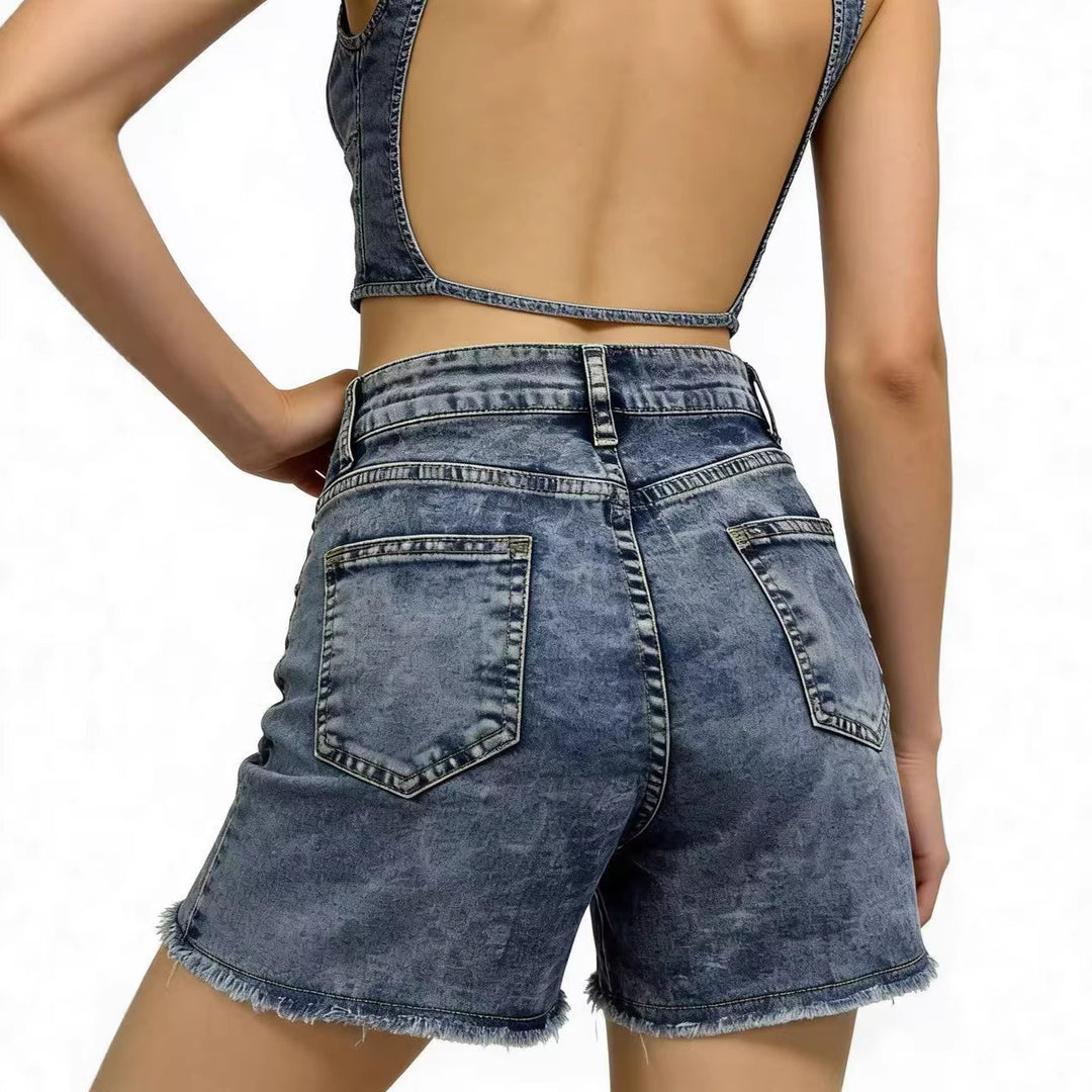 Ladies fashionable denim shorts in a casual cut with frayed hem Lisslune