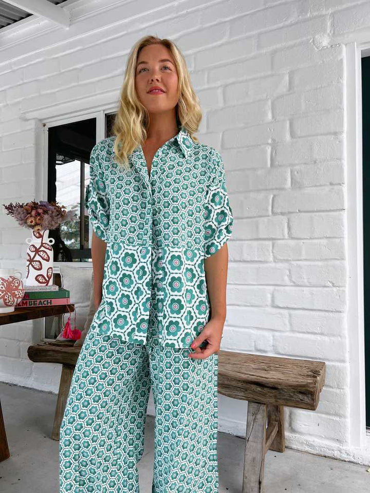 Women's chic blouse-pants combination with floral print and loose fit