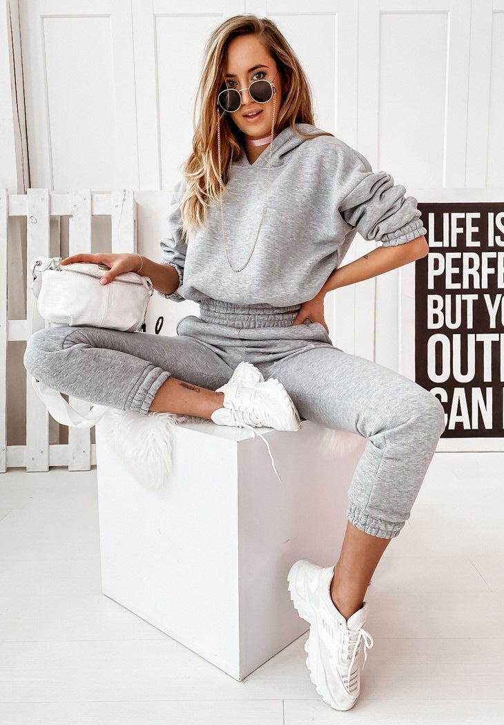 Women’s tracksuit with modern cut and casual hoodie style