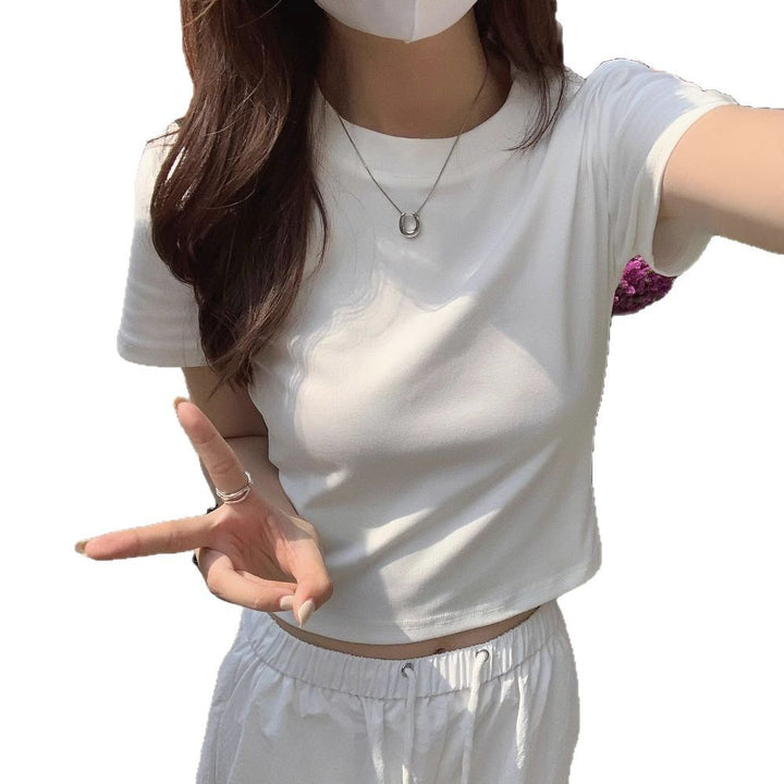 Women's cropped t-shirt in a modern cut with a round neck and figure-hugging design