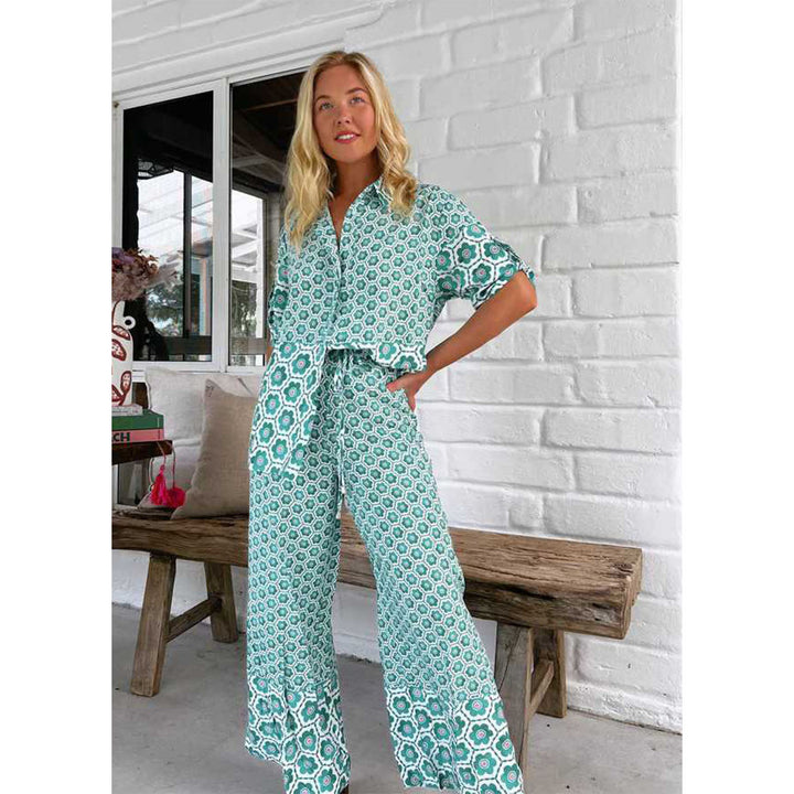 Women's chic blouse-pants combination with floral print and loose fit