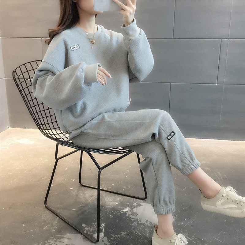 Ladies sporty leisure set with casual cut and practical side pockets Lisslune