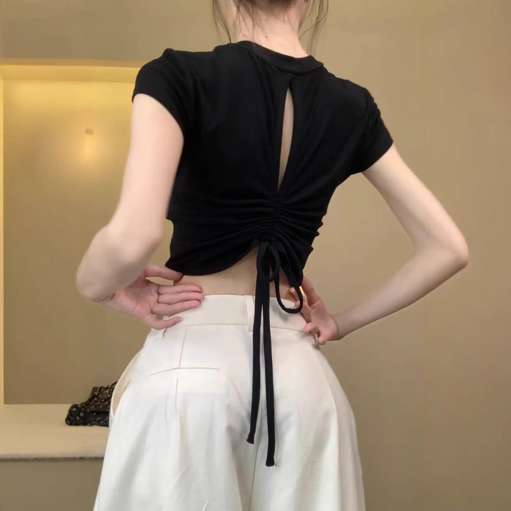 Women's crop top with a fitted cut and elastic material