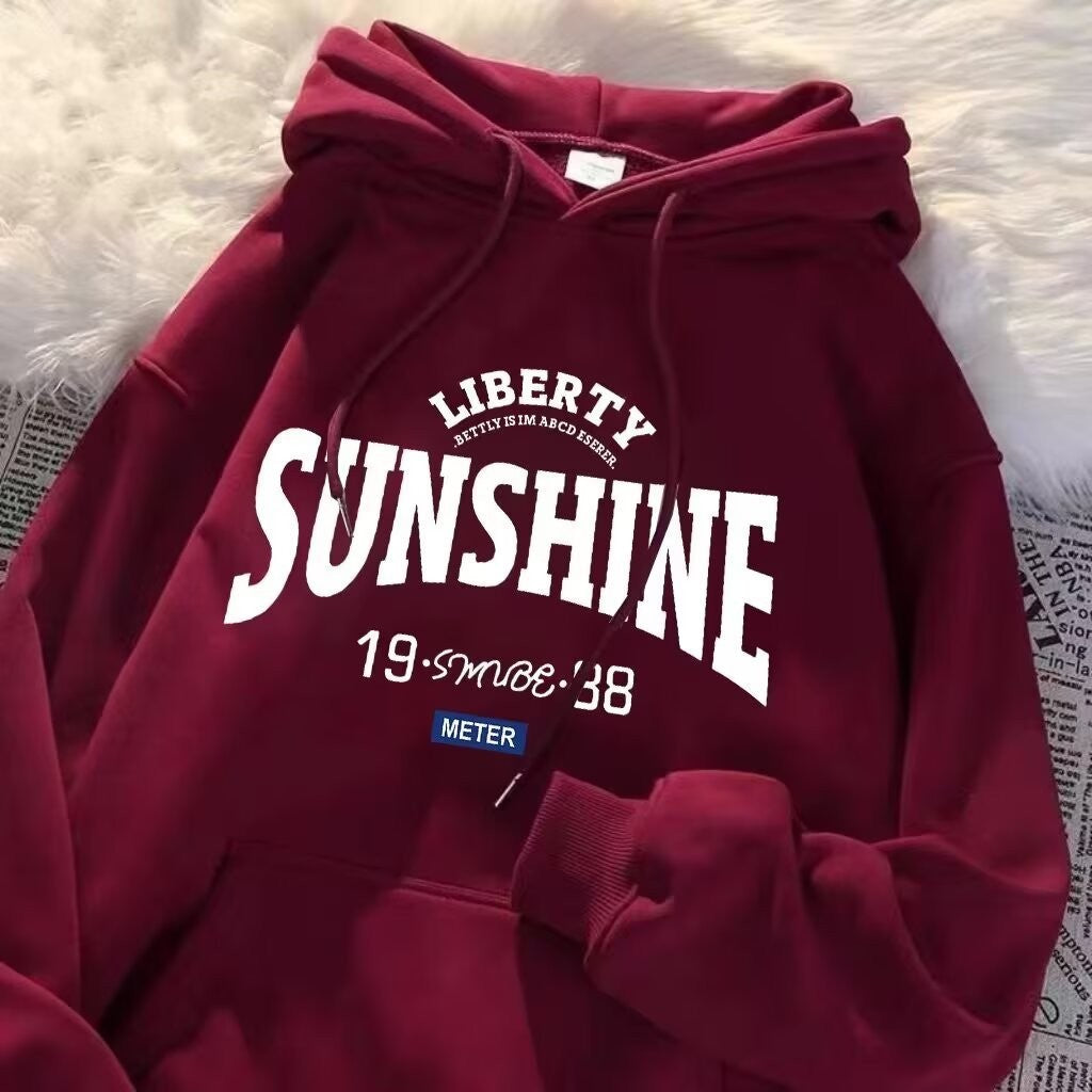 Women's hoodie with modern lettering and practical kangaroo pocket Lisslune