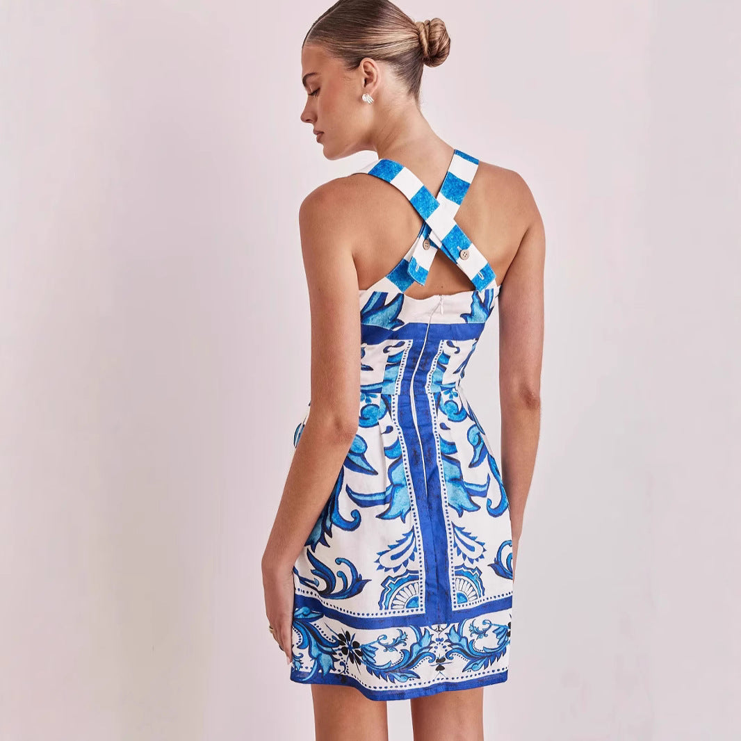 Women's summer dress with elegant design and practical pockets