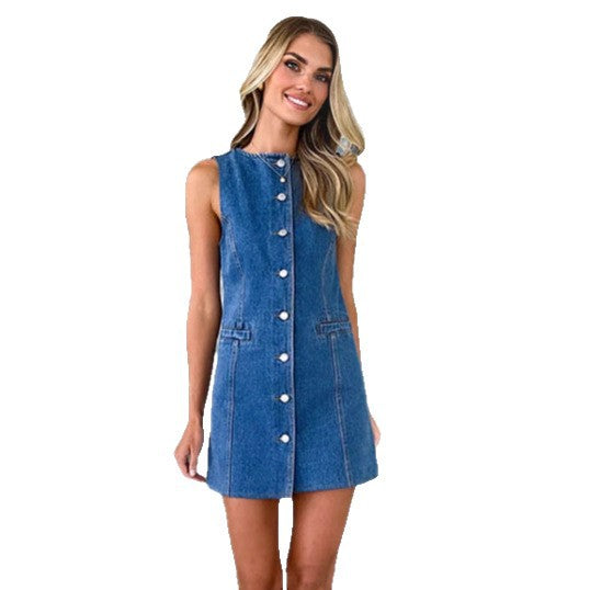 Women’s denim dress in a modern A-line cut with button placket and practical pockets