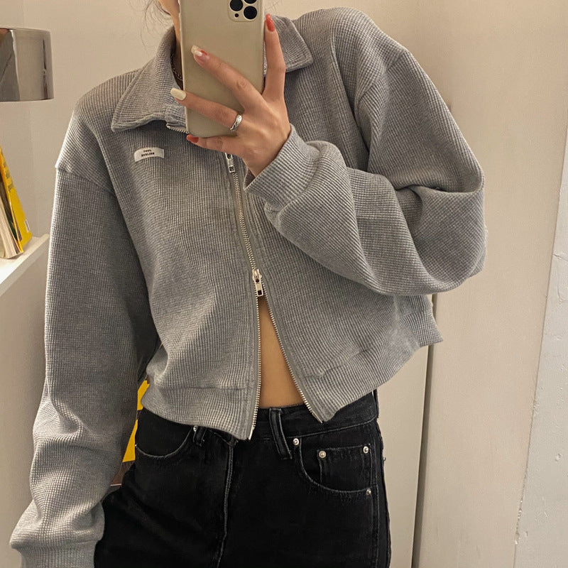 Ladies cropped fleece jacket with modern zipper and casual sleeves