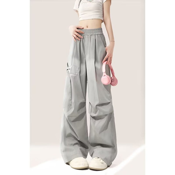Women's cargo pants with a wide cut and practical side pockets