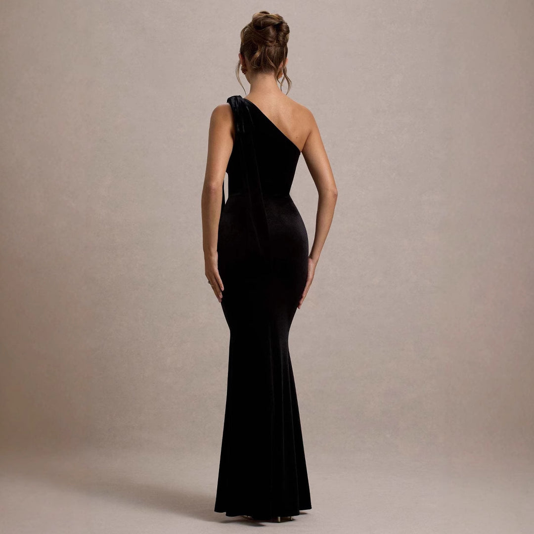 Ladies' figure-hugging evening dress with asymmetric strap and stylish hem