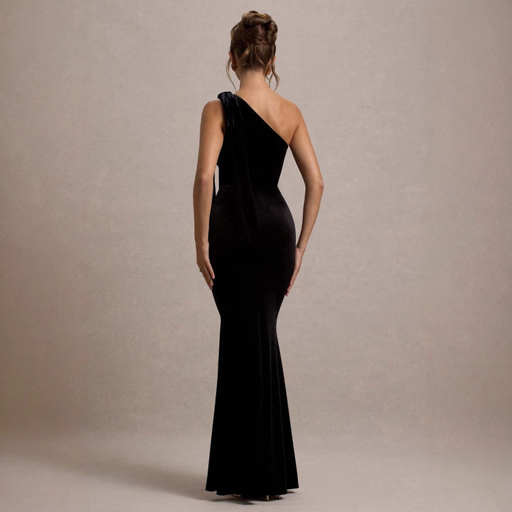 Ladies' figure-hugging evening dress with asymmetric strap and stylish hem
