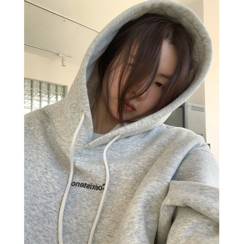Women's hoodie with a casual cut and practical kangaroo pocket design