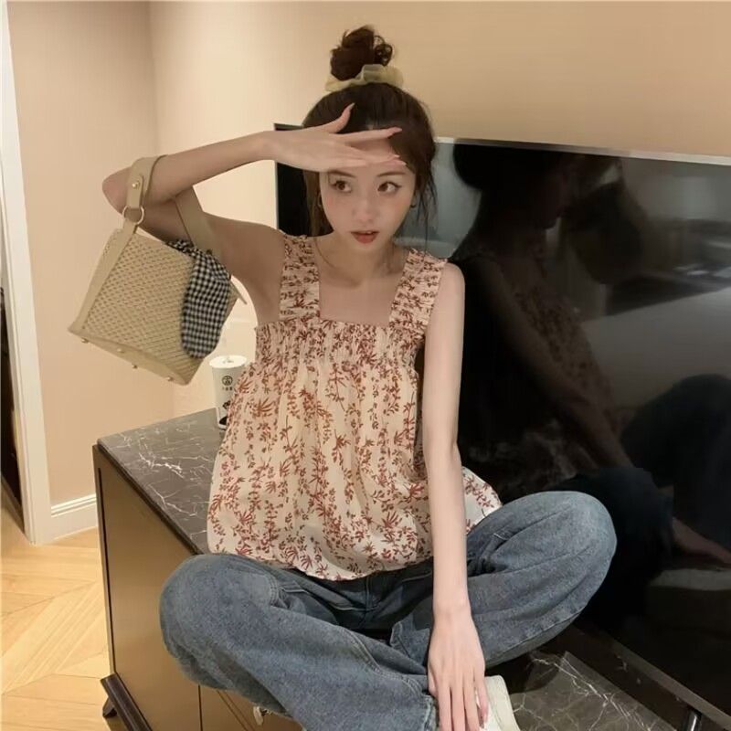 Ladies' blouse top with playful floral pattern and elastic upper part