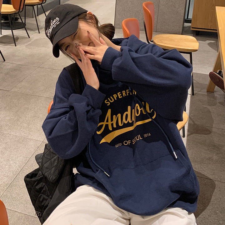 Women's hoodie with modern lettering and casual fit