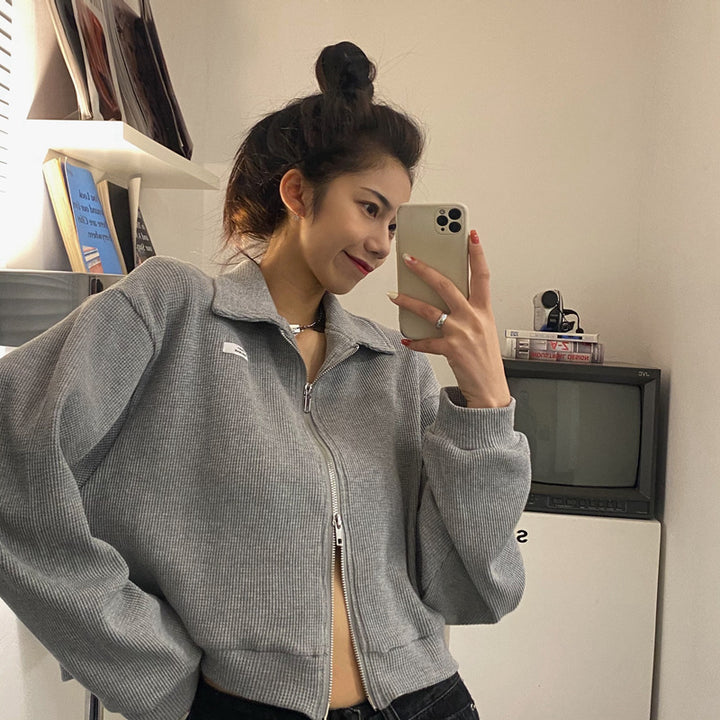 Ladies cropped fleece jacket with modern zipper and casual sleeves