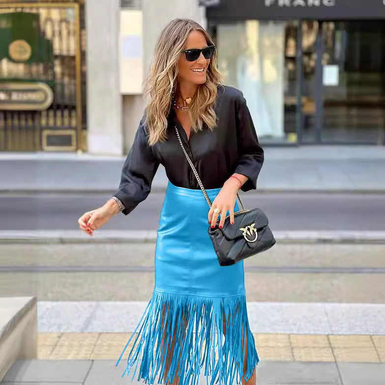 Women's fuchsia fringe skirt made of synthetic leather with a fitted silhouette and swinging design