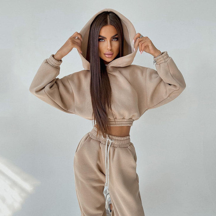 Women's sporty cropped sweat set with elastic waistband and practical pockets Lisslune