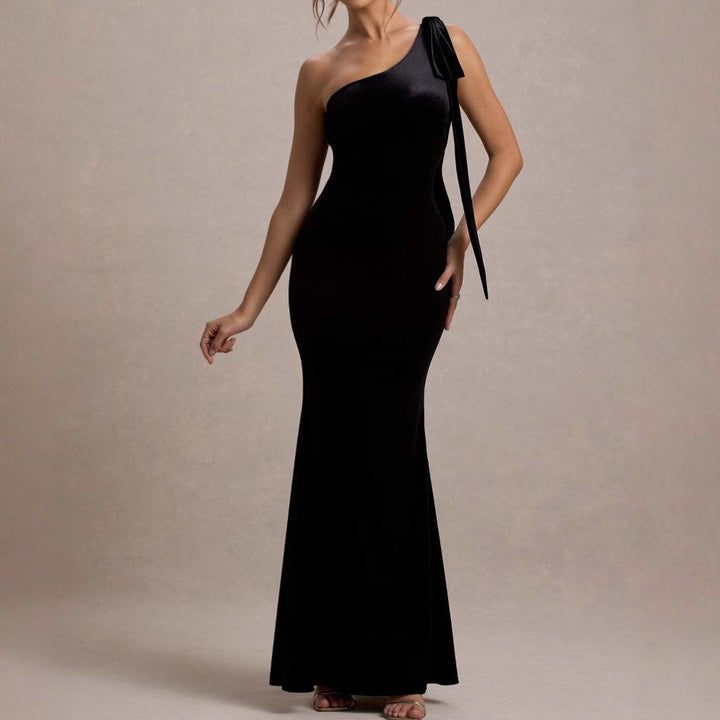 Ladies' figure-hugging evening dress with asymmetric strap and stylish hem