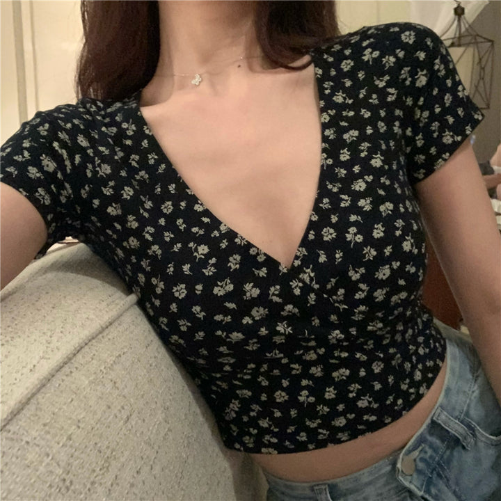 Women's crop top with floral pattern and elegant V-neck