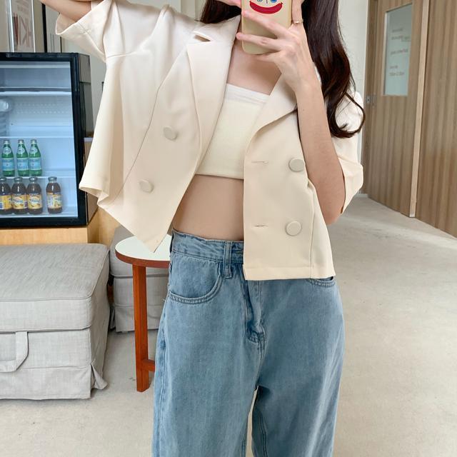 Women's short blazer with double button placket and fashionable cut