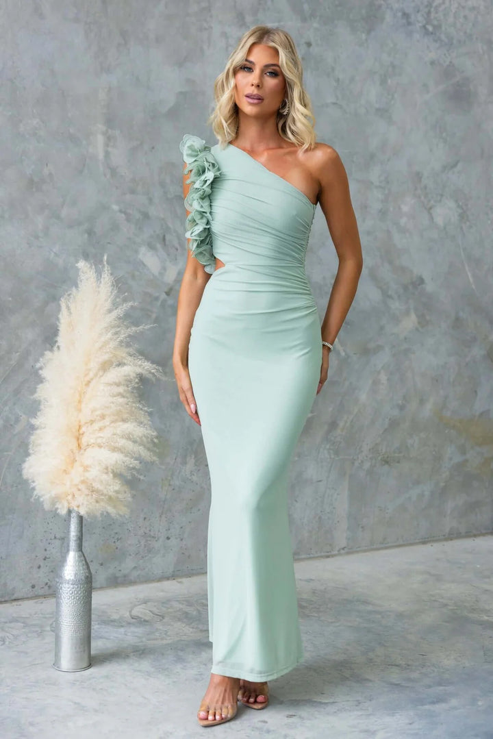 Ladies Elegant Ruffled Maxi Dress with an Off-Shoulder Design and Tailored Fit