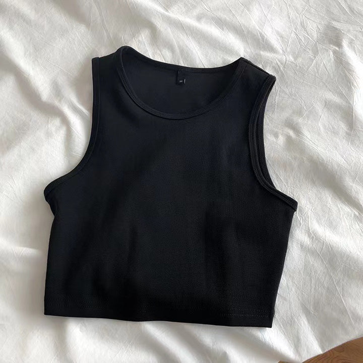 Ladies crop top made of breathable material with a figure-hugging cut