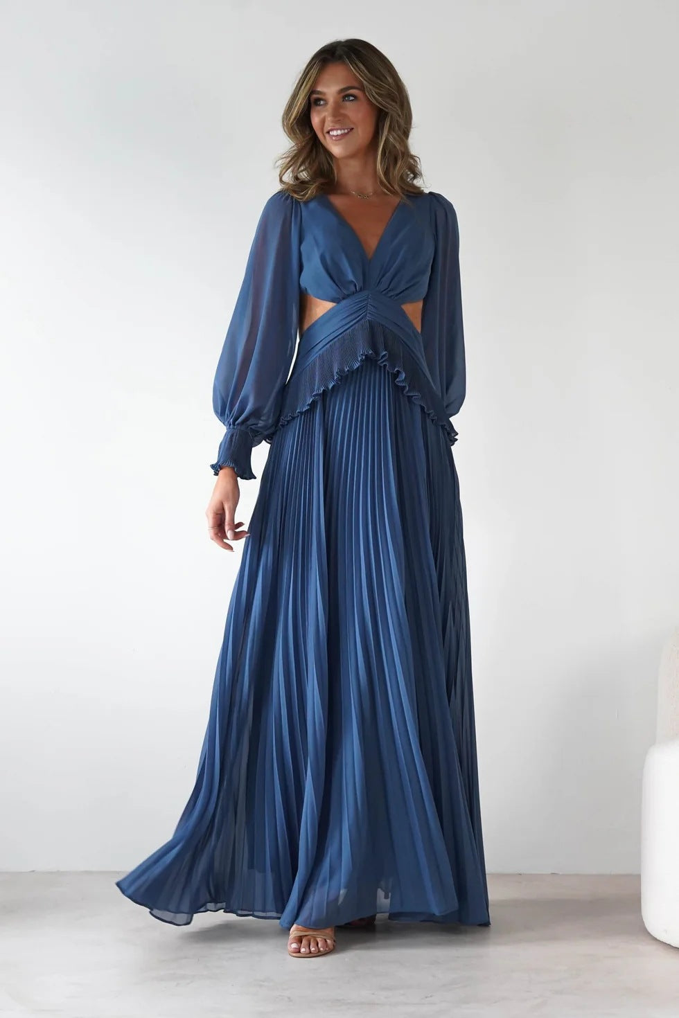 Women’s maxi dress with a wide cut and ruffle details