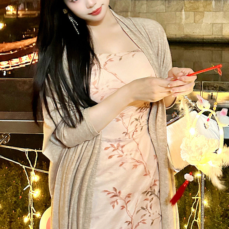 Women's elegant maxi dress with floral pattern and elegant neckline