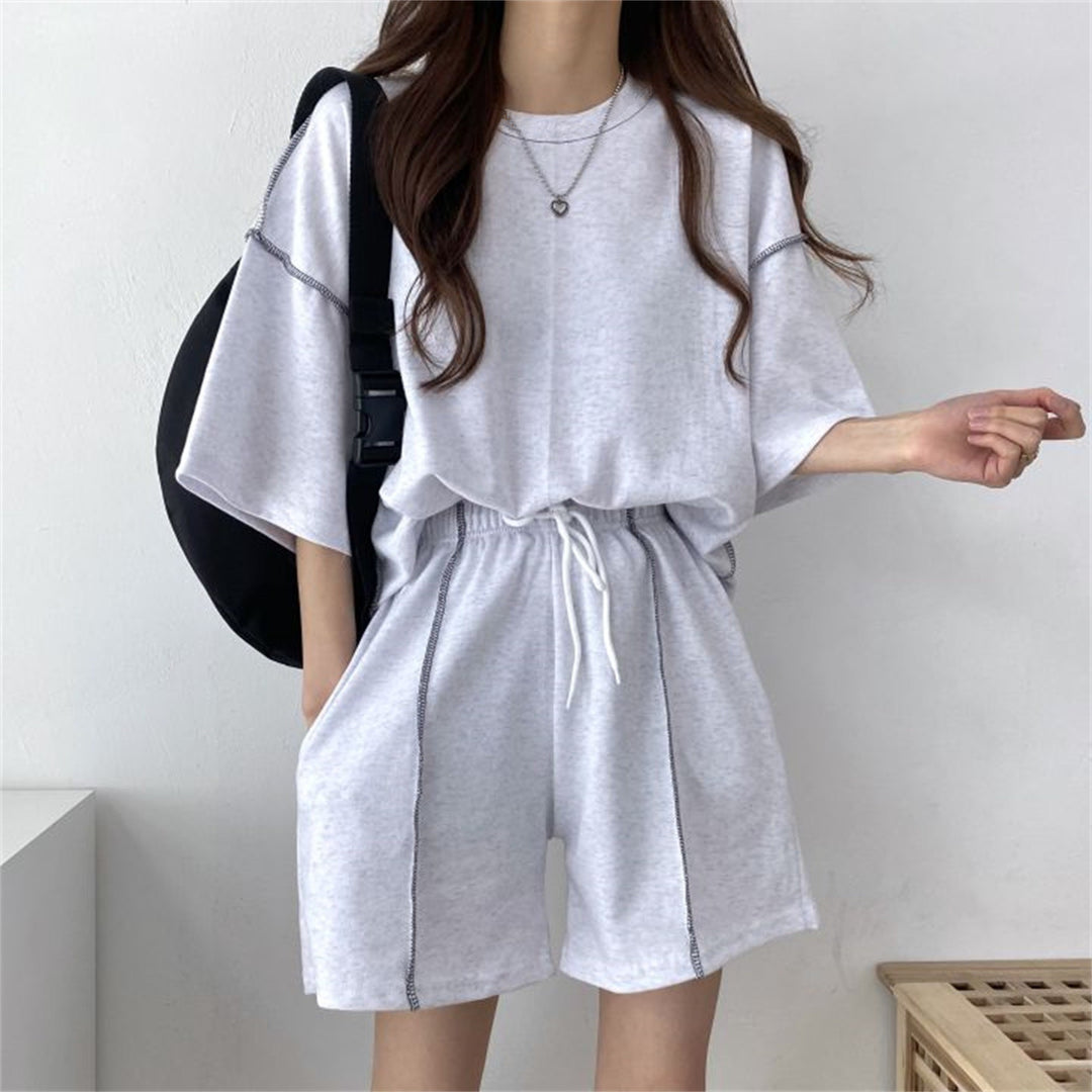 Ladies leisure suit with casual cut and elastic waistband